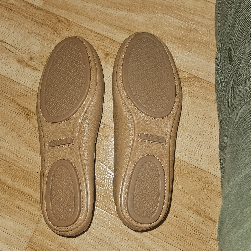 Tory Burch Travel Ballet Flats, Tan Leather with Gold Logo, Size 6 - Picture 2 of 7